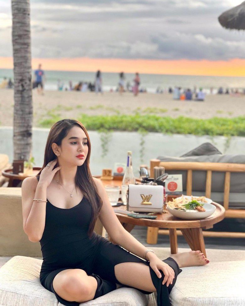Tampil Seksi Dan Pamer Body Gemoy Pakai Bikini Hitam Tompel Di