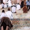Bener-Bener Gak Abis Pikir! Pria Ini Sholat Pakai Sajadah Virtual Saat di Masjid