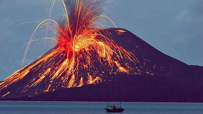 2. Gunung Krakatau