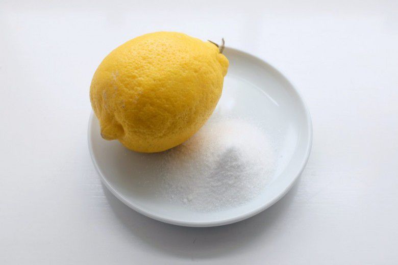 1. Bikin Scrub Bibir dengan Lemon dan Gula