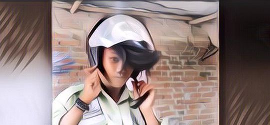 Bikin Ngakak, Pria Ini Pakai Helm Buat Bikin Poni Badai