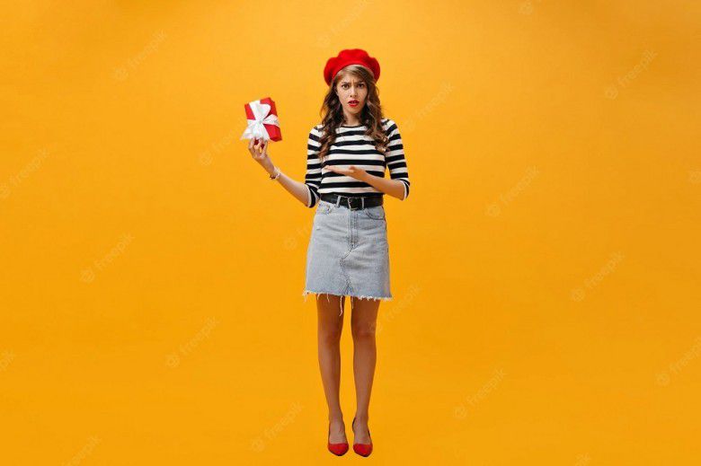 2. Striped Tee dan Denim Skirt