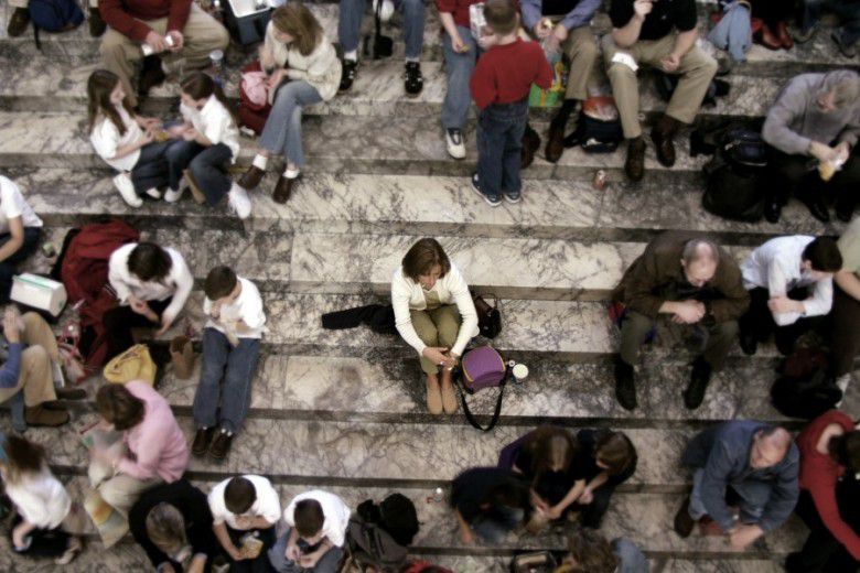 3. Malas bersosialisasi