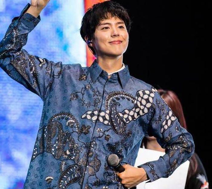 4. Park Bo Gum juga sukses mencuri perhatian netizen dengan baju batik biru. Jadi terlihat seperti seorang PNS ya, gimana menurutmu?