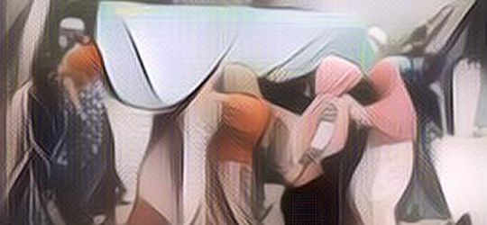 Viral, Segerombolan Emak-Emak Bawa Keranda Jenazah ke Pemakaman, Tuai Kecaman