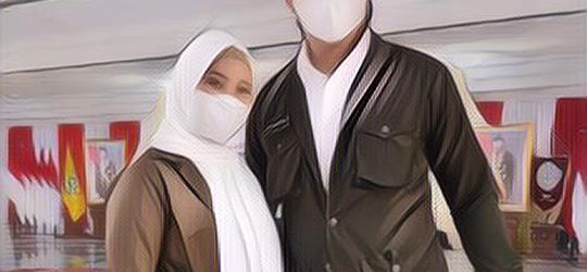 Pakai Seragam Dinas Bupati, Suami Chacha Frederica Rela Basah-basahan Mandikan Anak