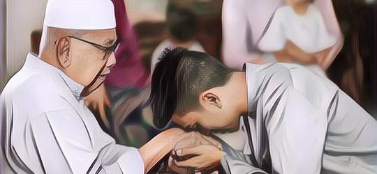 Gini Awal Mula Tradisi Sungkeman Ada Setiap Lebaran, Ternyata Hasil Perpaduan 2 Budaya Ini