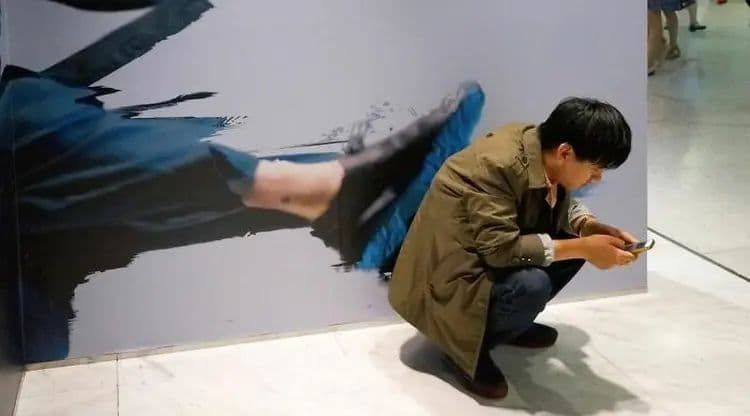 6. Hebat ya pria ini, meski ditendang, dia tetap fokus main hape