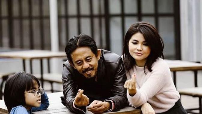 6. Siapa sangka mantan preman pensiun EpyKusnandar bisa punya istri secantik Karina Ranau yang lebih muda 25 tahun? Pesona bang Epy emang juara sih!