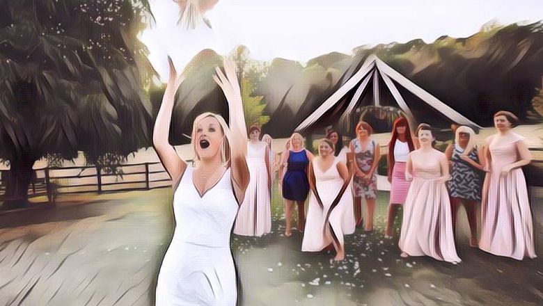 Heboh Pengantin Lempar Bunga, Aksi Para Tamu Malah Bikin Ngakak