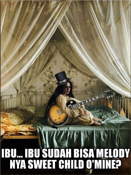 2. Selain main game, Ibu yang gabut berusaha belajar gitar gengs