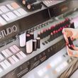Stop Coba-Coba! Ini 3 Bahaya Memakai Tester Makeup di Toko Kosmetik