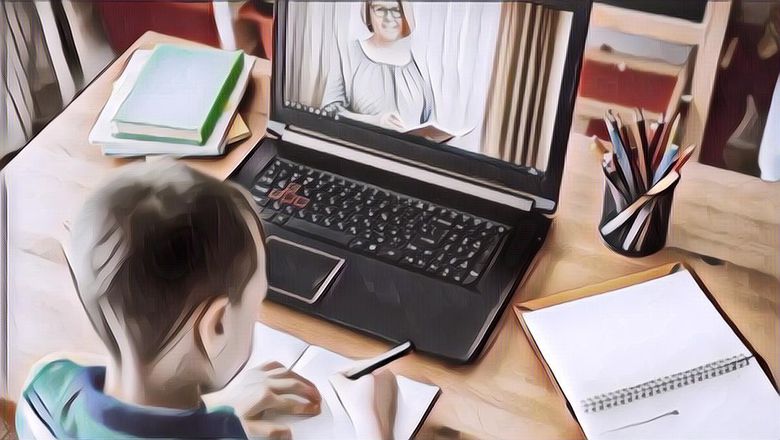 Miris! Inilah Potret Guru di NTT yang Rela Panggul Muridnya demi Dapat Sinyal Internet untuk Ikut Ujian