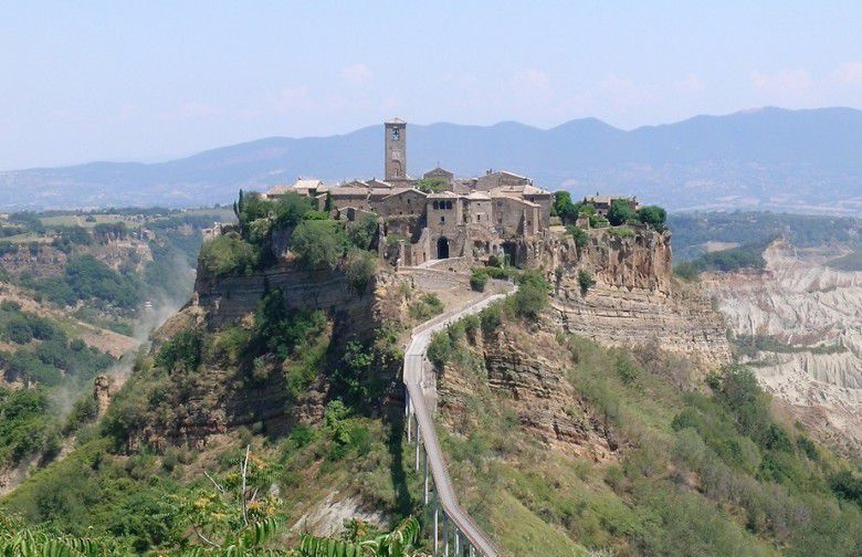 1. Desa Civita di Bagnoregio, Italia