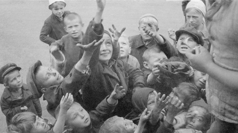 3. Kelaparan massal negara berkembang di tahun 1975