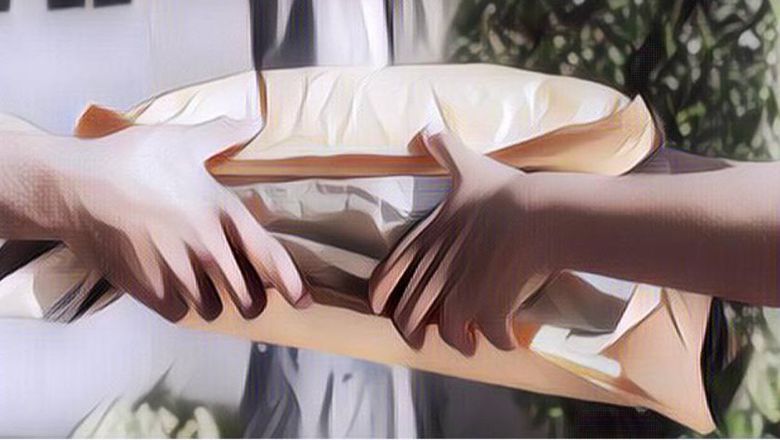 Merinding! Kurir Paket Ini Dapat Paket yang Bentuknya Aneh, Netizen: Jangan-Jangan Mayat