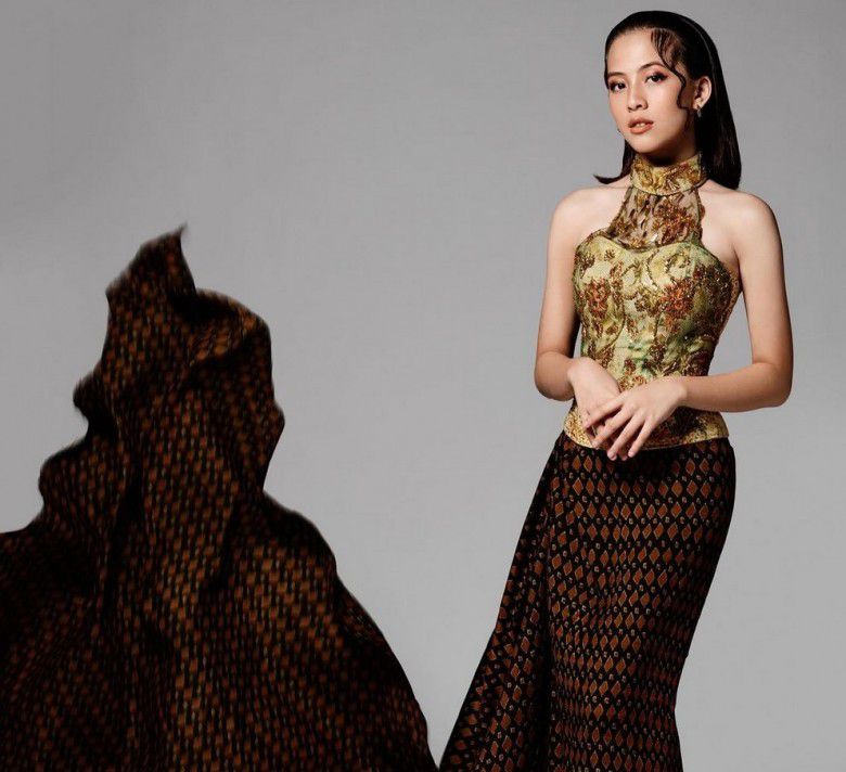 Karena postur tubuh yang proporsional dan wajahnya yang cantik, dia tampak selalu sempurna dalam balutan busana apapun.