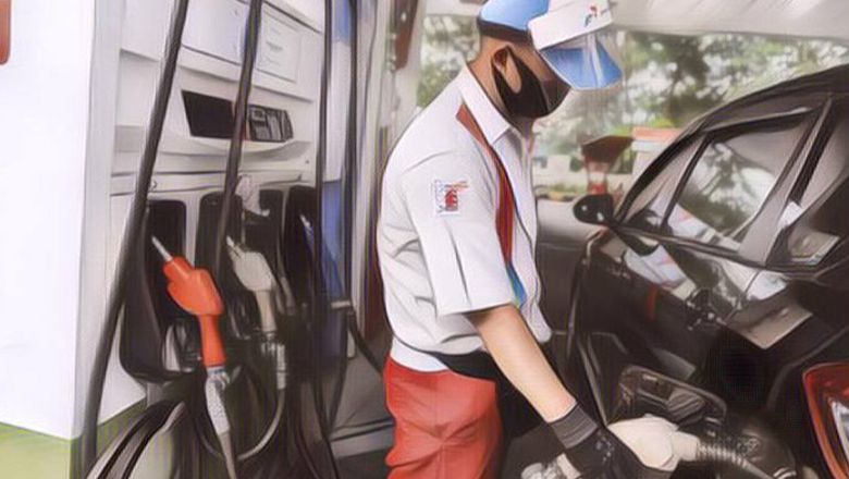 Gara-Gara Harga BBM Melonjak, Dua Wanita Ini Cekcok di SPBU Hingga Saling Tendang Motor