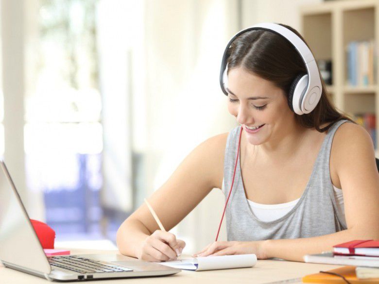 5. Mendengarkan musik