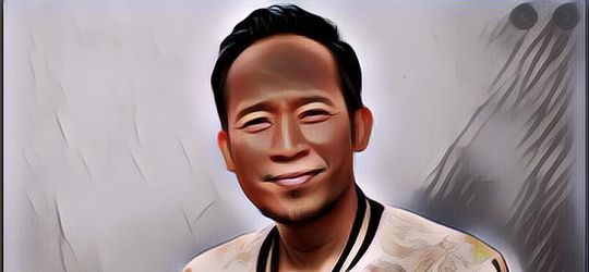 Denny Cagur Jual Sepatu Batik Pertama yang Menggunakan Kode QR