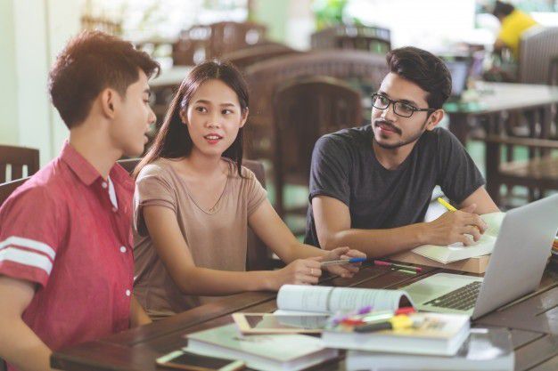 #4 Jadi pusat perhatian