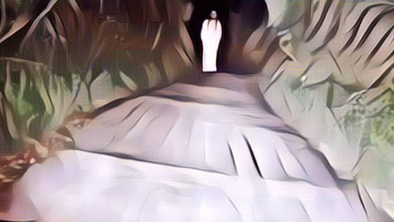 Lagi Asik Foto Bersama Dekat Hutan, Pasangan Ini Tiba-Tiba Melihat Penampakan: Merinding!