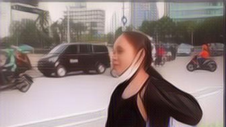 Seorang Gadis Baduy Kencan dengan Pacarnya di Mal, Dandanannya Bikin Terkejut