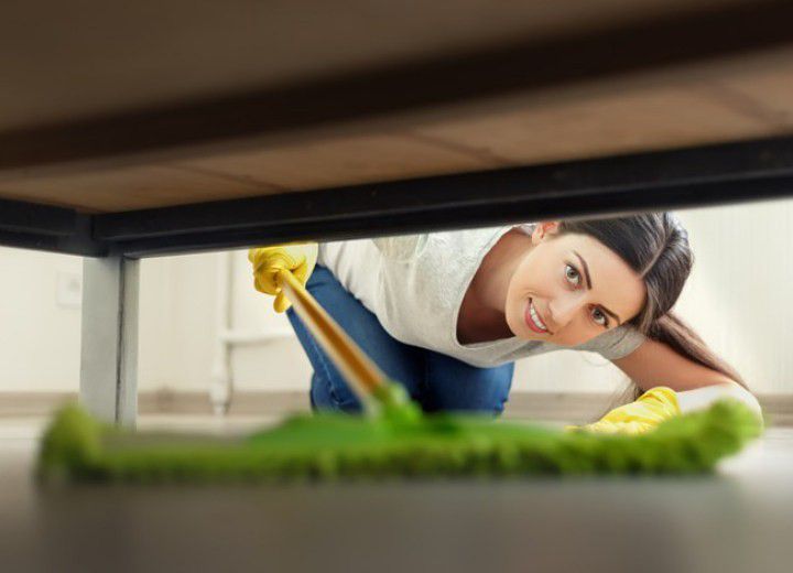 3. Bersihkan Bagian Bawah Tempat Tidur