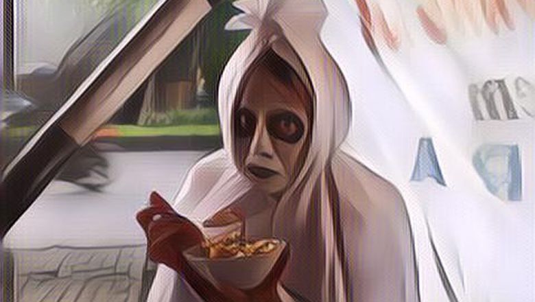 Foto Hantu Pocong Gaul, Bukanya Lucu Malah Bikin Senyum-Senyum Sendiri