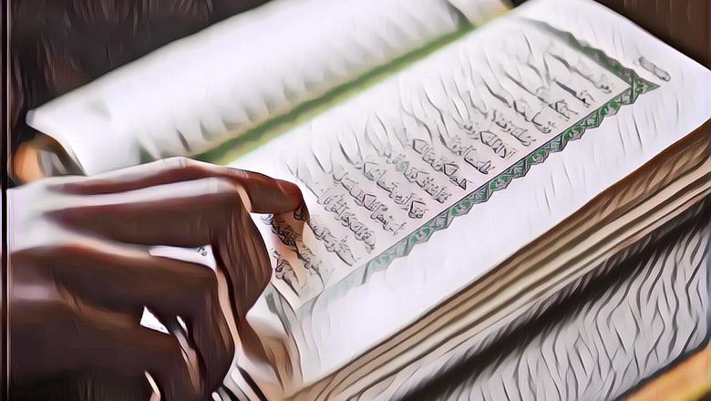 Subhanallah, Polisi Ini Sempatkan Baca Alquran di Pinggir Jalan Saat Sedang Bertugas