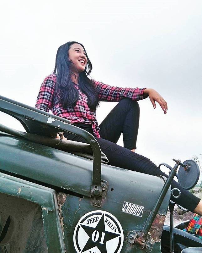 12. Pose di Atas Mobil Jeep