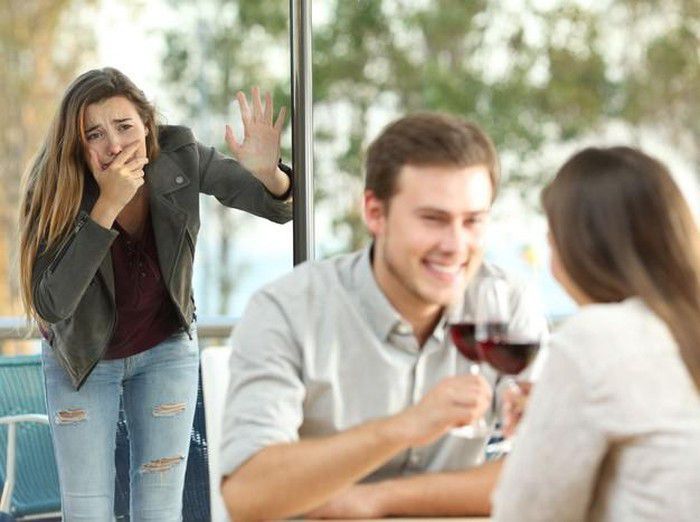 4. Melihat Perselingkuhan Suami dengan Mantan Pacar dalam Mimpi