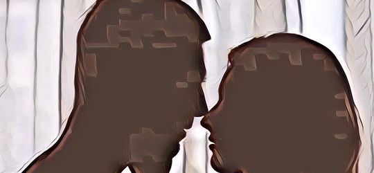 Duh! Dua Sejoli Ini Ketahuan Sedang Ciuman di Sebuah Kedai Kopi, Polisi Langsung Turun Tangan