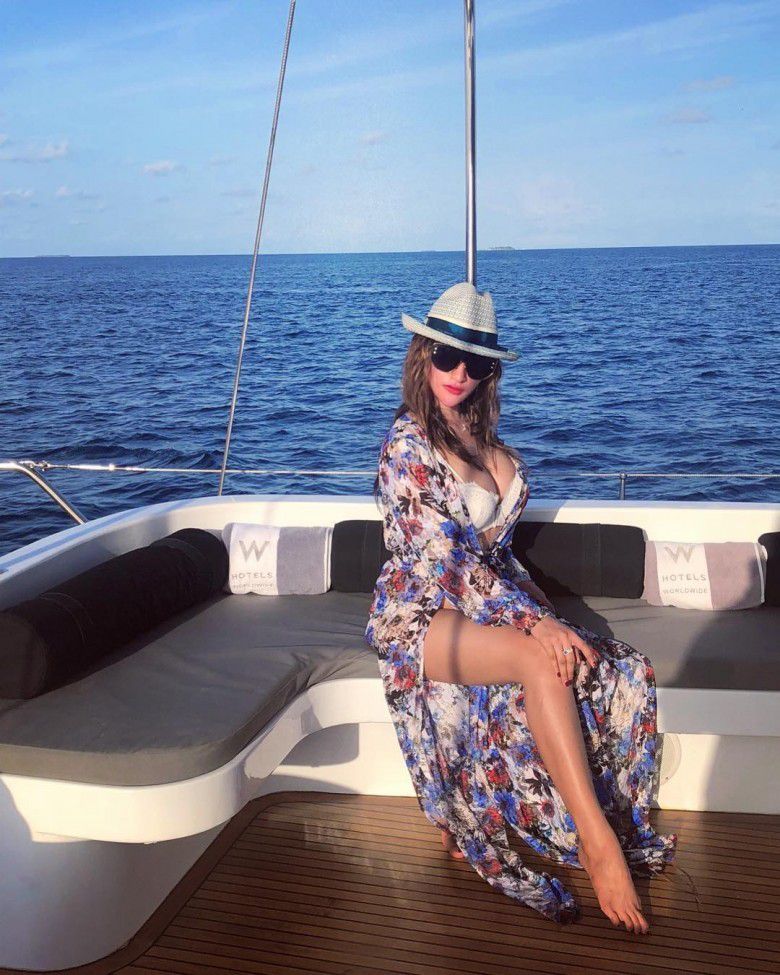 6. Mbak Amel pose di tengah laut