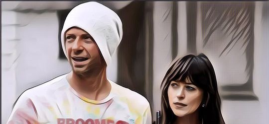 Bantah Berpisah dengan Chris Martin, Dakota Johnson Pamerkan Cincin di Tangannya