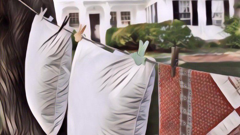 Bikin Ngakak! Anak Kos Ini Jemur Kasur di Genteng, Ujung-ujungnya Mendarat di Tempat Tak Terduga