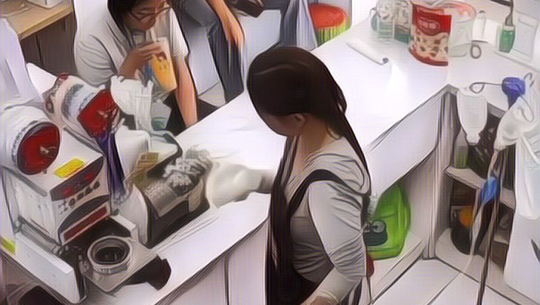 Viral Ada Pegawai yang Kerja Tapi Pakai Infus, Netizen Malah Hujat Karena Ini