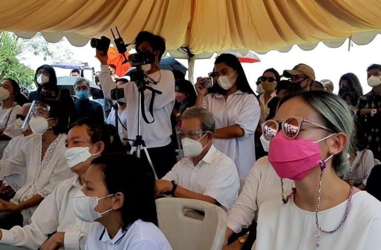 Suasana Pemakaman Penuh Haru