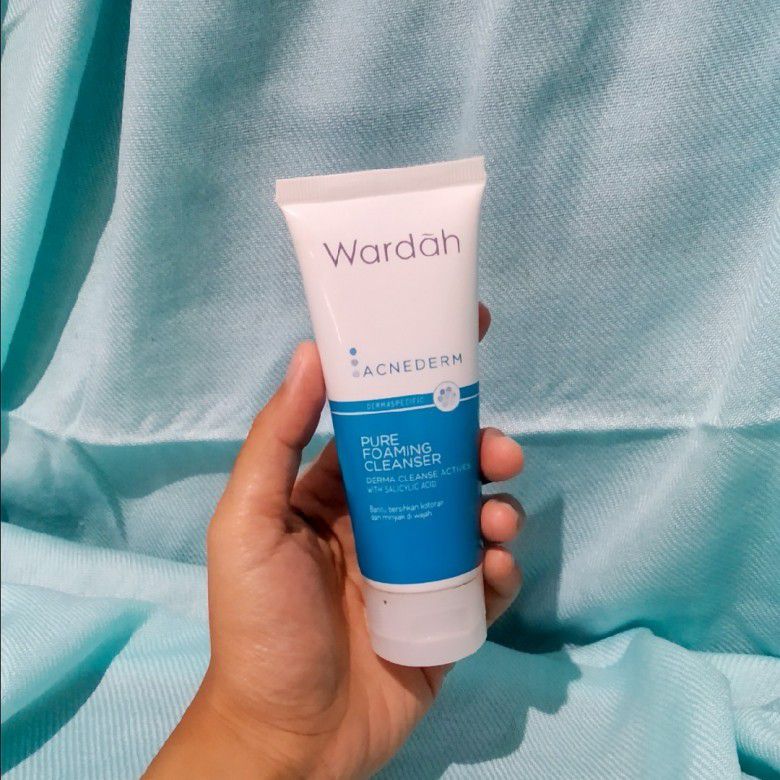 1. Wardah Acnederm Pure Foaming Cleanser