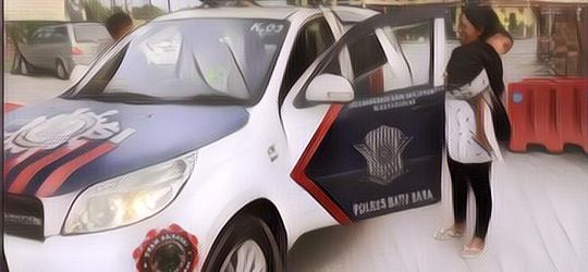 Unik, Wanita Ngidam Naik Mobil Patwal Polisi di Batubara