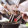 Mengurangi Konsumsi Garam, Kini Jepang Punya Sumpit Listrik yang Bisa Menambah Rasa Asin Makanan