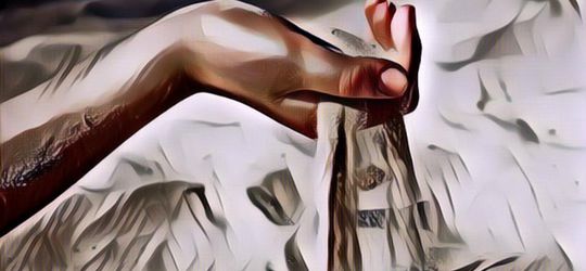 Tak Sengaja Terbangun Tengah Malam, Pemilik Rumah Melihat Sosok Wanita Misterius Berdiri Depan Rumahnya