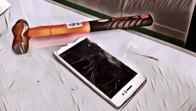 Gara-Gara Ketahuan Bawa Ponsel di Kelas, Sang Guru Langsung Menghancurkan Ponsel Siswanya