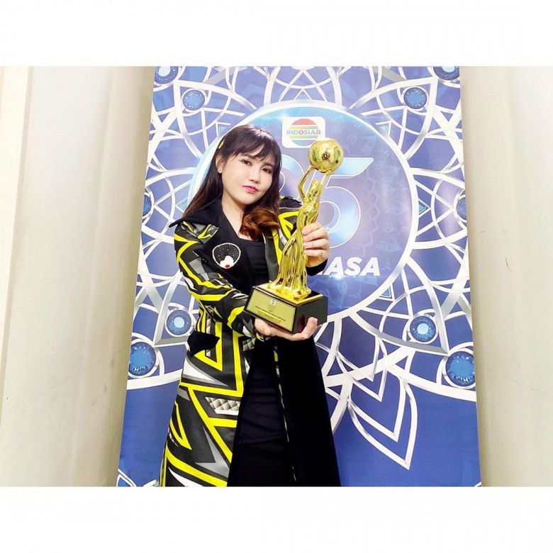 3. Via Vallen saat dapet penghargaan IDA 2019