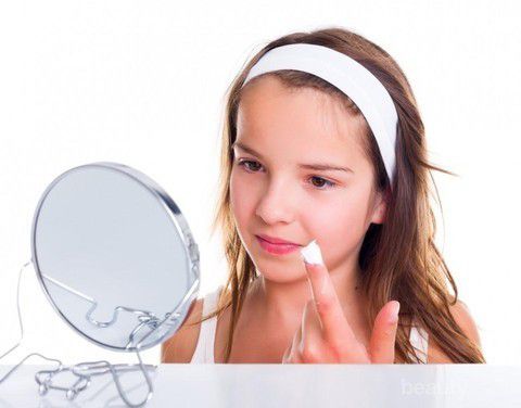 1. Gunakan Base Makeup yang Ringan