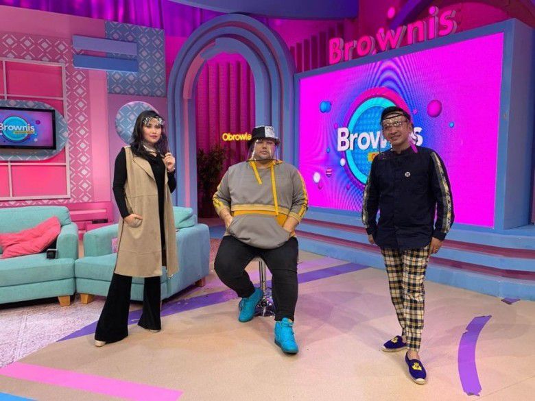 # Tren Artis Hanya Pakai Face Shield di Acara Televisi