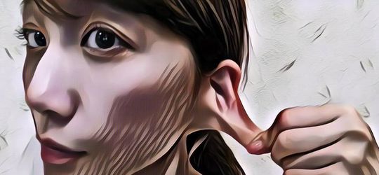 Wanita Ini Viral Karena Punya Kuping Elastis, Sampai Bisa Dipake Bawa Payung dan Tongkat Selfie