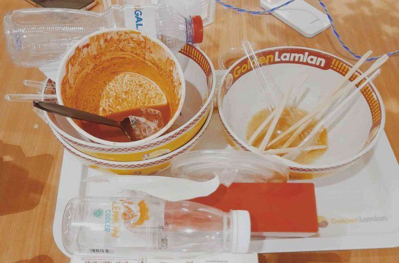 3. Membersihkan Meja Usai Makan