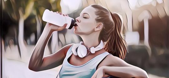 Mitos atau Fakta: Minum Sambil Berdiri Tuh Berbahaya?