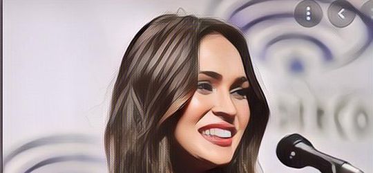 Megan Fox Menggunakan Kutek Warna-Warni Sebagai Bentuk Perayaan LGBT